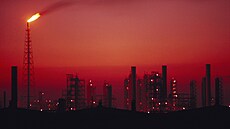 �erné v�e ropné rafinerie v íránském Abadanu na pozadí rudého západu slunce....