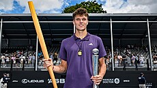 Jakub Men�ík pózuje s trofejí pro vít�ze turnaje v Aucklandu.