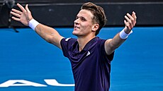 Jakub Men�ík slaví zisk titulu na turnaji v Aucklandu.