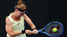 Marie Bouzková hraje bekhend v prvním kole Australian Open.