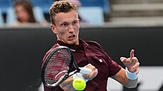 Ji�í Lehe�ka hraje forhend v prvním kole Australian Open.