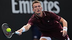 Ji�í Lehe�ka se natahuje po mí�i v prvním kole Australian Open.