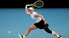 Barbora Krej�íková dobíhá k mí�i v prvním kole Australian Open.