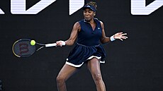 Americká tenistka Venus Williamsová hraje forhend v prvním kole Australian Open.