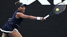 Americká tenistka Venus Williamsová se natahuje po mí�i v prvním kole...