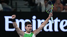 �pan�lský tenista Carlos Alcaraz slaví postup do druhého kola Australian Open.