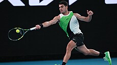 �pan�lský tenista Carlos Alcaraz hraje forhend v prvním kole Australian Open.