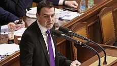 Sch�ze Poslanecké sn�movny. Vyslovení d�v�ry vlád�. Na snímku  Petr Macinka...