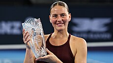 Ukrajinská tenistka Marta Kos�uková pózuje s trofejí pro pora�enou finalistku...