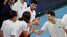 Polský tenista Hubert Hurkacz si plácá s Igou �wiatekovou ve finále United Cupu.