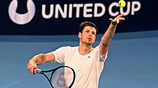 Polský tenista Hubert Hurkacz podává ve finále United Cupu.