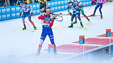 Tomá� Mikyska p�i své kritické polo�ce vestoje p�i �tafet� v Ruhpoldingu.