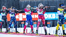 Lucie Charvátová p�i st�elb� vestoje b�hem �tafety v Ruhpoldingu.