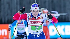 Lucie Charvátová odjí�dí ze st�elnice p�i �tafet� v Ruhpoldingu.