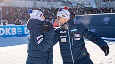 Michal Kr�má� s Ond�ejem Moravcem slaví povedenou �tafetu v Oberhofu.