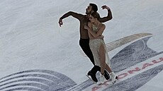 Francouz�tí krasobrusla�i Gabriella Papadakisová a Guillaume Cizeron p�i volném...