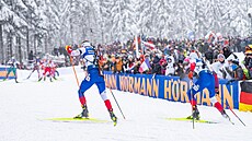 Michal Kr�má� a Tomá� Mikyska se �krábou do stoupání p�i stíhacím závod� v...