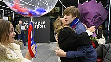 Georgii Reshtenko v objetí maminky po p�íletu z bronzového ME v Sheffieldu.