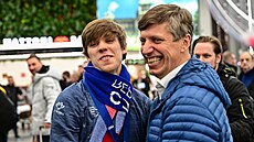 Otec a syn Rehtenkovi po synov� návratu z bronzového mistrovství Evropy.
