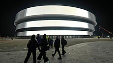 Fanou�ci se schází k olympijské Santa Giulia Ice Hockey Aren�.