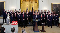 Americký prezident Donald Trump promlouvá k hokejist�m Floridy.