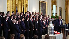 Americký prezident Donald Trump promlouvá k hokejist�m Floridy.