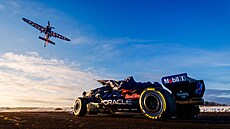 �eský pilot Martin �onka odhaluje monopost Red Bullu pro novou sezonu formule 1.