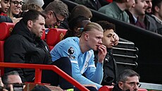 Zadumaný Erling Haaland po st�ídání v derby s Manchesterem United.