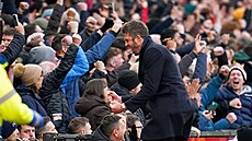 Kou� Michael Carrick se raduje z gólu v derby proti Manchesteru City.