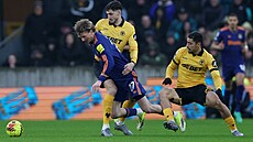 Nick Woltemade se sna�í prosmýknout mezi dv�ma bránící fotbalisty...