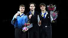 Bronzový Georgii Reshtenko (vpravo) na stupních vít�z� na mistrovství Evropy v...