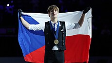 Georgii Reshtenko s bronzovou medailí a �eskou vlajkou po �ivotním výsledku na...