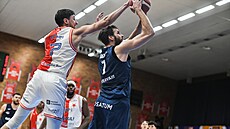 David Böhm se sna�í zastavit st�ílejícího Dominika Heinzla.