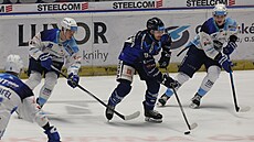 Lucas Edmonds projí�dí s pukem kolem bránících hrá�� Komety.