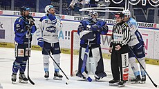 Hokejisté Komety a Vítkovic sledují dramatické chvilky na tribun�, kde léka�i...