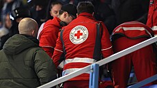 Zdravotníci zasahují u kolapsu fanou�ka na tribun� b�hem utkání Vítkovice -...