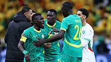 Senegal�tí fotbalisté se dohadují po na�ízení penalty pro Maroko ve finále...