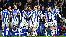 Fotbalisté Realu Sociedad se radují z trefy proti Barcelon�.