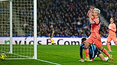 Barcelonský zálo�ník Dani Olmo si vy�ítá zahozenou �anci.