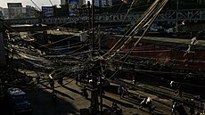 Prodejci zbo�í na pouli�ním trhu ve �tvrti Petare v Caracasu ve Venezuele (11....