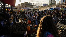 Prodejci zbo�í na pouli�ním trhu ve �tvrti Petare v Caracasu ve Venezuele (11....