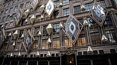 Pr��elí vlajkového obchodu Saks Fifth Avenue na Manhattanu v New Yorku (6....