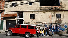 Obyvatelé �tvrti na svahu nastupují do vozidla ve�ejné dopravy v Caracasu ve...