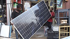 Solární panely na prodej v obchod� v Abuji v Nigérii (17. �ervna 2023)