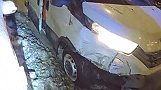 �idi� pod vlivem alkoholu narazil do lampy ve�ejného osv�tlení a z místa nehody...