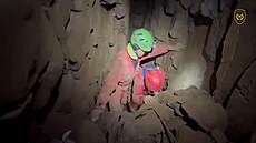 Hasi�i pracují na záchran� lidského �ivota ve stísn�ném prost�edí