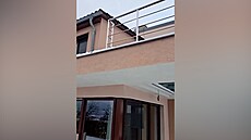 �unek p�i odklízení sn�hu ze st�echy spadl ze �ty� metr�