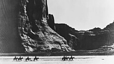 Canyon de Chelly. Fotka Navah� na pozadí masivních skal známá jako inspirovala...