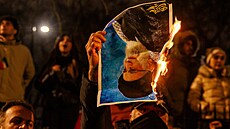 Pálení fotky A. Khameneiho p�ed íránskou ambasádou v Londýn�. (12. ledna 2026)