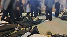 Pálení fotky A. Khameneiho protestujícími 